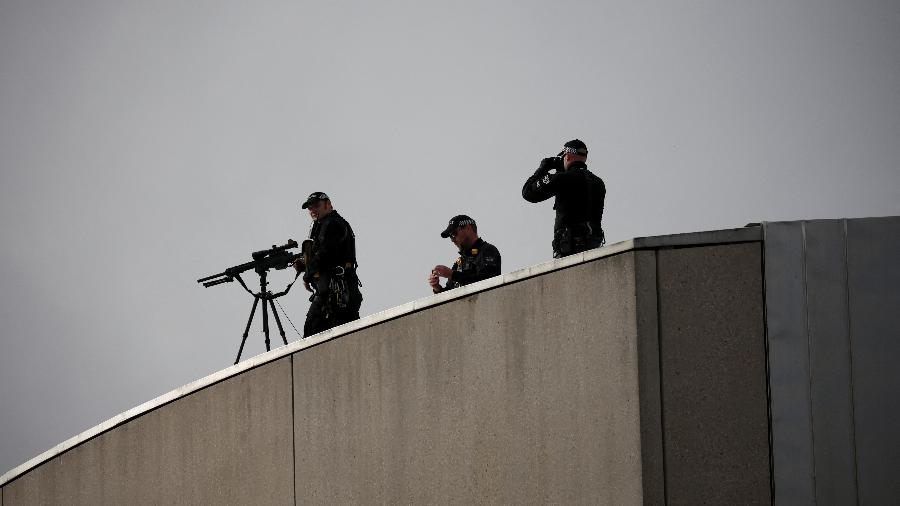Policiais com rifle posicionados em telhado próximo do cortejo da rainha Elizabeth 2ª em Edimburgo, na Escócia - 12.set.2022 - Phil Noble/Reuters