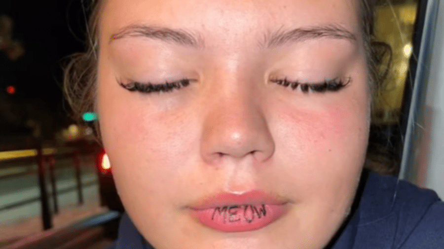 Wilma se desesperou com resultado da tatuagem, que deveria ficar na parte de dentro da boca - Reprodução/TikTok