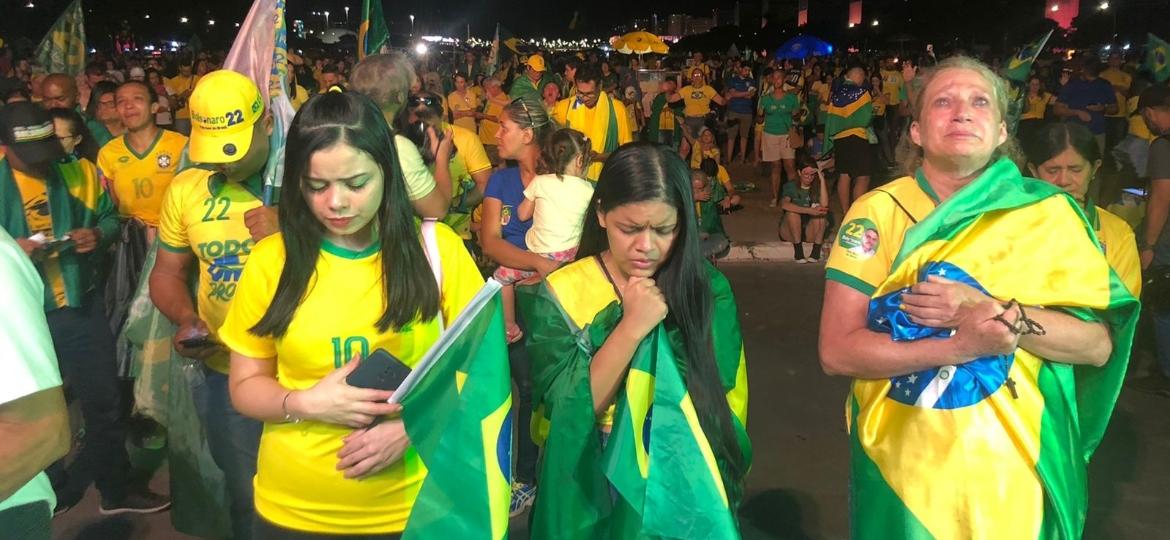 Bolsonaristas choram com o resultado de eleição presidencial - Camilla Turtelli/UOL