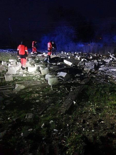 Imagens divulgadas por agências de notícias mostram ação de paramédicos em local de explosão em Przewodow, na Polônia - UGC/REUTERS