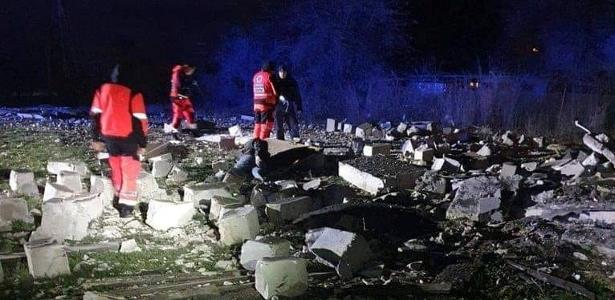 Imagens divulgadas por agências de notícias mostram ação de paramédicos em local de explosão em Przewodow, na Polônia