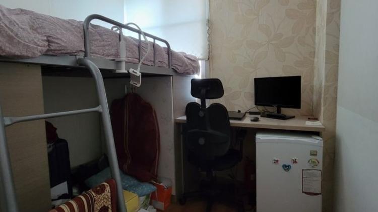 A desk and a minibar complete the apartment's furnishings - Jamal ad-Din Tarakhan - Jamal Ad-Din Tarakhan