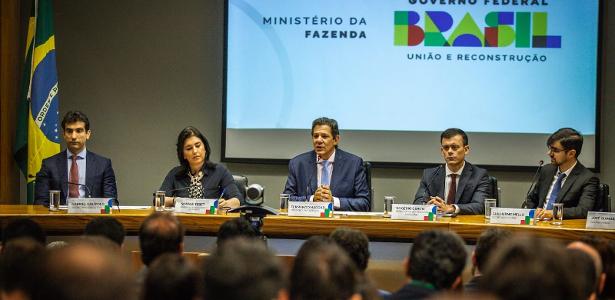 Os miinistros Fernando Haddad, Simone Tebet e secretários do ministério da Fazenda anunciam o novo arcabouço fiscal