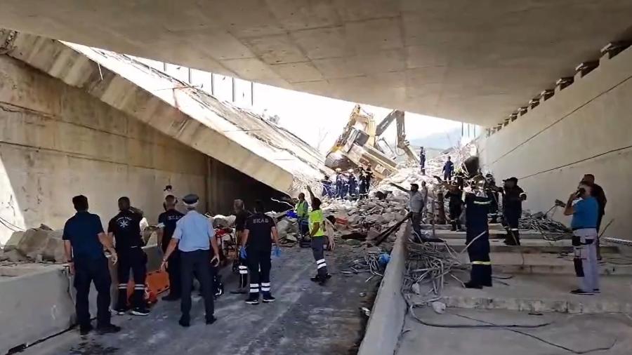 Colapso da ponte deixou pessoas soterradas, segundo agências de notícia locais