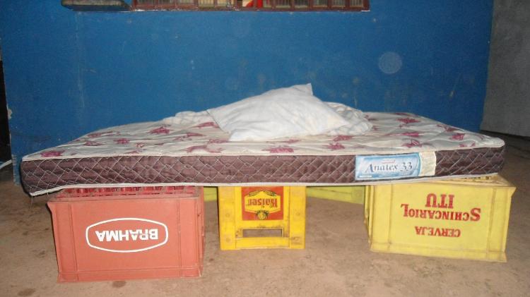 Cama improvisada em alojamento de trabalhadores de uma obra do Minha Casa Minha Vida em Cuiabá (MT), em 2014