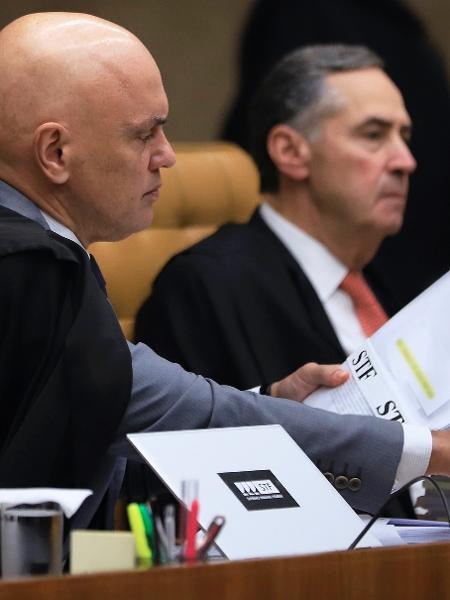 Os ministros Alexandre de Moraes e Roberto Barroso durante a sessão plenária do STF que julgou primeiros réus do 8/1