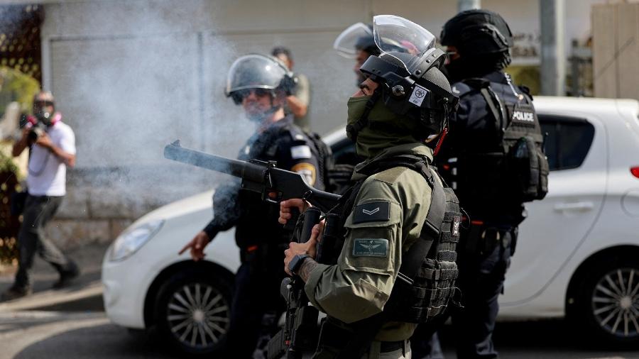 Policial de fronteira israelense dispara gás enquanto palestinos tentam realizar orações nos arredores da Cidade Velha em Jerusalém