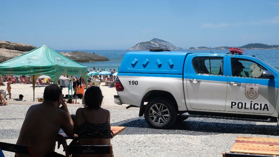 Movimentação na praia do Arpoador na Zona Sul do Rio de Janeiro