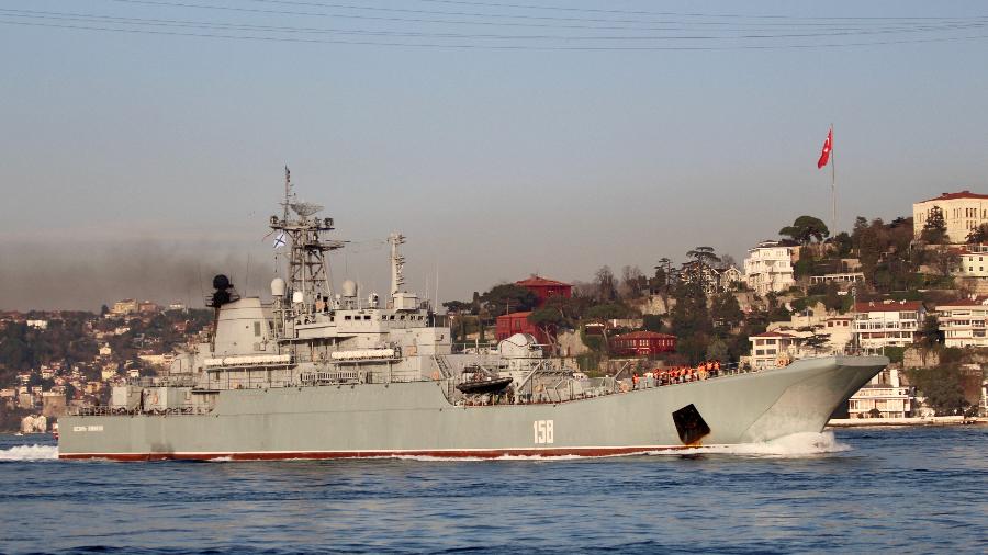 Embarcação Tsezar Kunikov em Istambul