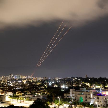 Sistema anti-míssil de Israel abatendo artefatos em ataque realizado pelo Irã