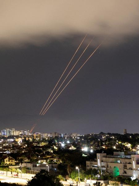 Sistema anti-míssil de Israel abatendo artefatos em ataque realizado pelo Irã