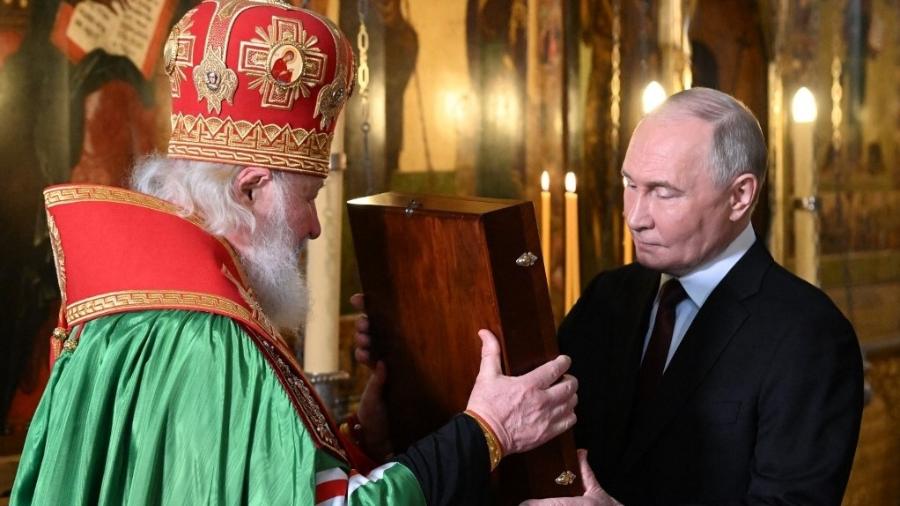 Presidente russo Vladimir Putin e patriarca ortodoxo participam de cerimônia na Catedral da Anunciação após a cerimônia de posse de Putin no Kremlin, em Moscou, em 7 de maio de 2024 - Alexey Maishev/Pool/AFP