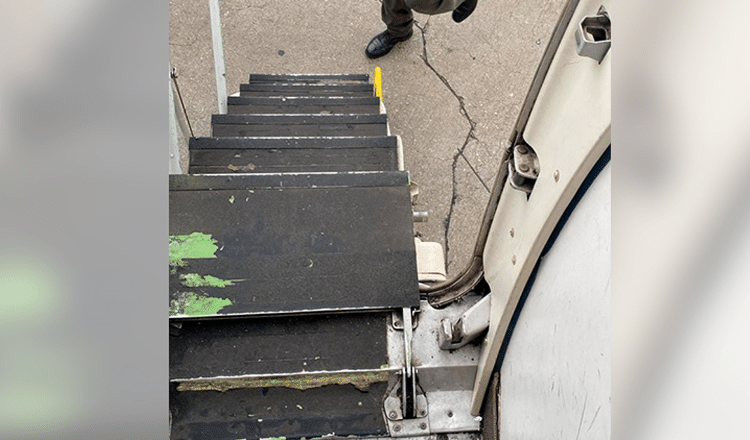 Escada sem corrimão em avião da Voepass