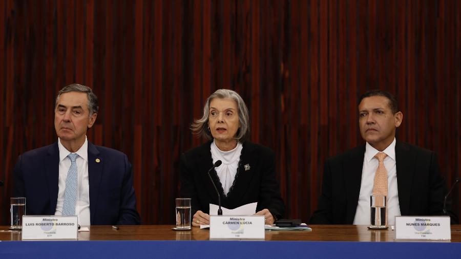 Cármen Lúcia ao lado de Luís Roberto Barroso (esq.) e Nunes Marques (dir.) durante entrevista de balanço do primeiro turno