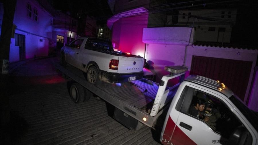 Investigadores trabalham na cena do crime onde os restos mortais do prefeito de Chilpancingo, Alejandro Arcos, do Partido Revolucionário Institucional, foram encontrados em Chilpancingo, estado de Guerrero, em 6 de outubro de 2024