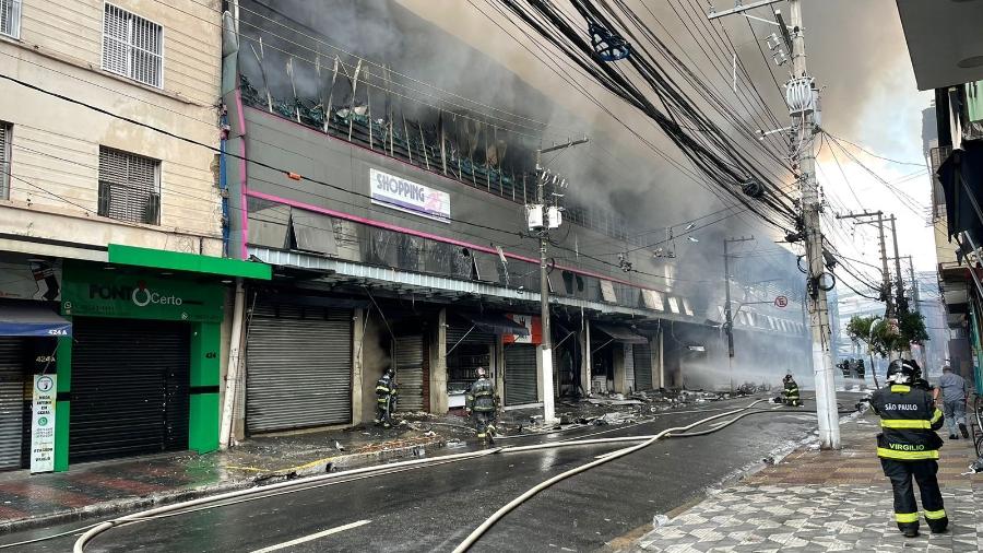 Icêndio destruiu Shopping 25, no Brás, na manhã desta quarta-feira (30)