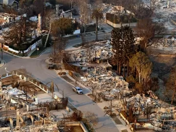 Bairros devastados e luta contra fogo: os incêndios na Califórnia em fotos