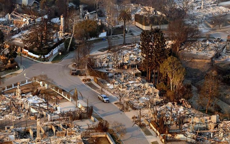 Vista aérea da vizinhança de Pacific Palisades mostra destruição de casas após incêndio