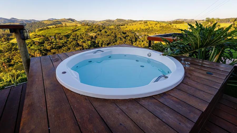 Hospedagem em Serra Negra (SP) tem banheira com vista para as montanhas Hospedagem em Serra Negra (SP) tem banheira com vista para as montanhas