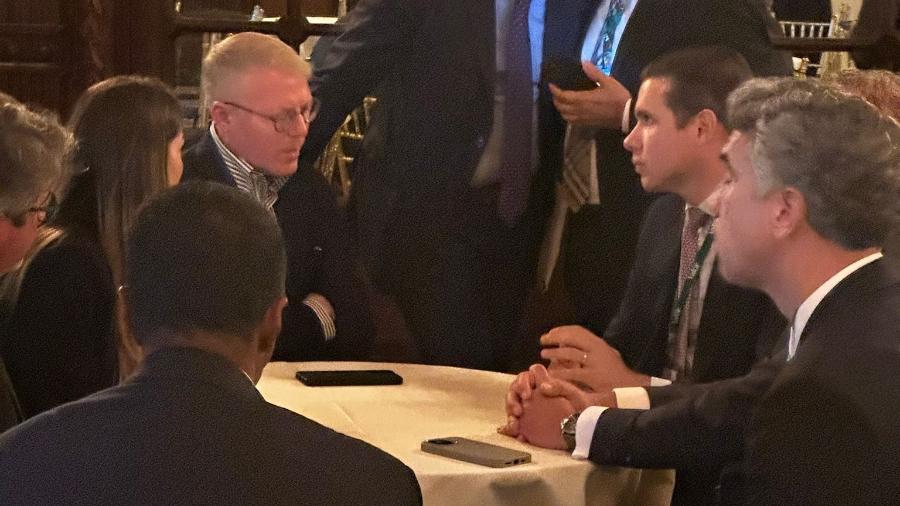 O presidente da Câmara dos Deputados, Hugo Motta (sentado, à dir.) conversa com representantes da empresa Starlink em Nova York O presidente da Câmara dos Deputados, Hugo Motta (sentado, à dir.) conversa com representantes da empresa Starlink em Nova York