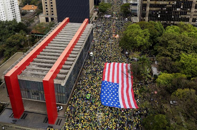 Bandeira dos Estados Unidos aberta na avenida Paulista, próximo ao MASP, durante ato bolsonarista no feriado de 7 de setembro de 2025: polarização afetiva