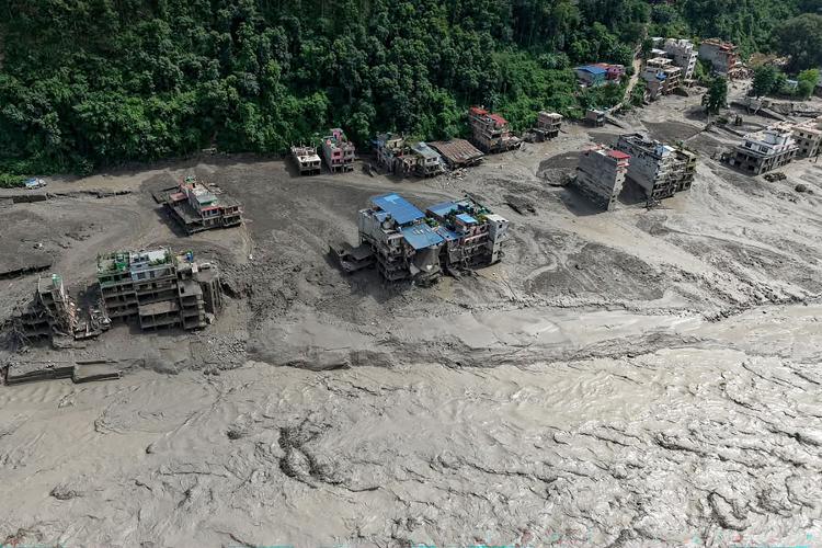 Casas parcialmente submersas após enchente em Trishuli Bazar, no Nepal