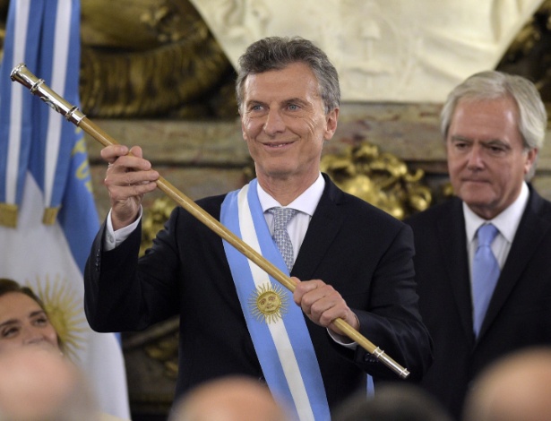 Mauricio Macri recebe a faixa e o bastão presidenciais na Casa Rosada - Juan Mabromata/AFP