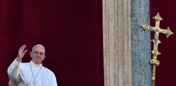 Papa chega à sacada da Basílica de São Pedro para a tradicional mensagem de Natal - Vincenzo Pinto/AFP