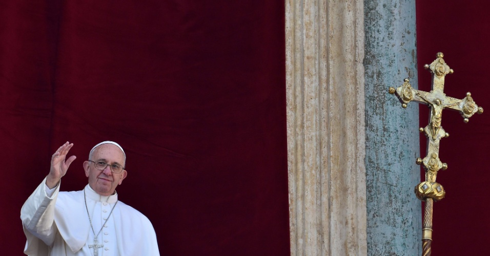 25.dez.2015 - Papa Francisco chega à sacada da Basílica de São Pedro para a tradicional mensagem 