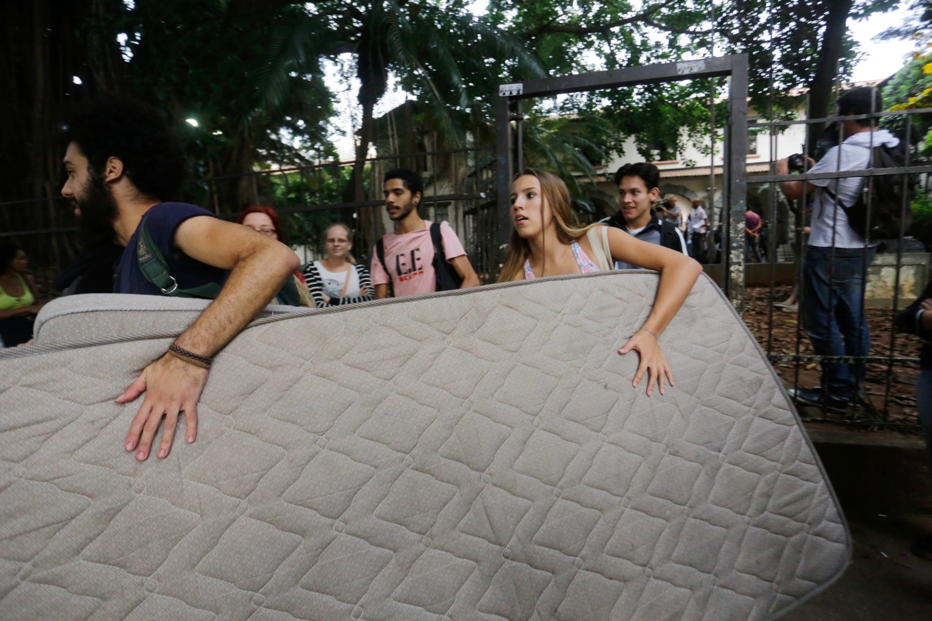 4.jan.2016 - Estudantes desocupam a escola estadual Fernão Dias durante a tarde desta segunda feira, no bairro de Pinheiros, zona oeste da capital paulista. A instituição estava ocupada em protesto contra a reorganização escolar, proposta pelo governo do Estado - Nelson Antoine/FramePhoto/Estadão Conteúdo