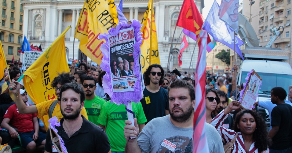 8.jan.2016 - Manifestantes se concentram na região da Cinelândia, no centro do Rio de Janeiro, para protestar contra o aumento da tarifa de ônibus municipal no Rio, que passou de R$ 3,40 para R$ 3,80 no último dia 2