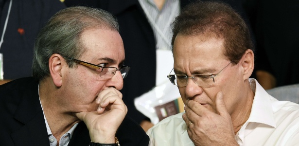 O ex-deputado e ex-presidente da Câmara Eduardo Cunha (PMDB-RJ) conversa com o presidente do Senado, Renan Calheiros (PMDB-AL), durante convenção nacional do partido em Brasília - Evaristo Sá/AFP - 12.mar.2016