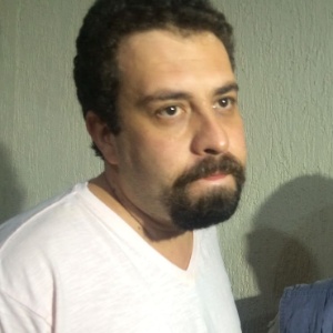 17.jan.2017 - Guilherme Boulos, coordenador nacional do MTST (Movimento dos Trabalhadores Sem Teto), detido no 49 DP, em São Mateus, zona leste de São Paulo - Janaina Garcia/UOL