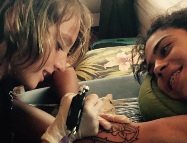 Ezrah Dormon já aprendeu a desenhar rosas, panteras, andorinhas e tubarões e quer aprimorar suas técnicas para ser um tatuador profissional - Reprodução/@eztheshark