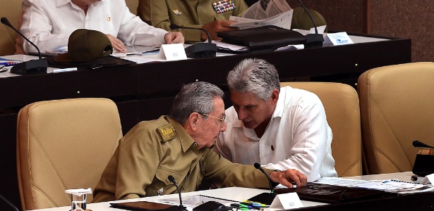 Presidente cubano, Raúl Castro, e o vice Miguel Díaz Canel Bermúdez, que deve assumir a presidência em abril - Xinhua/Joaquín Hernández