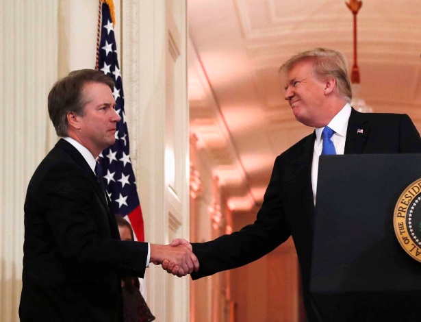 O juiz indicado à Suprema Corte, Brett Kavanaugh, aperta a mão do presidente Donald Trump - Leah Millis/Reuters