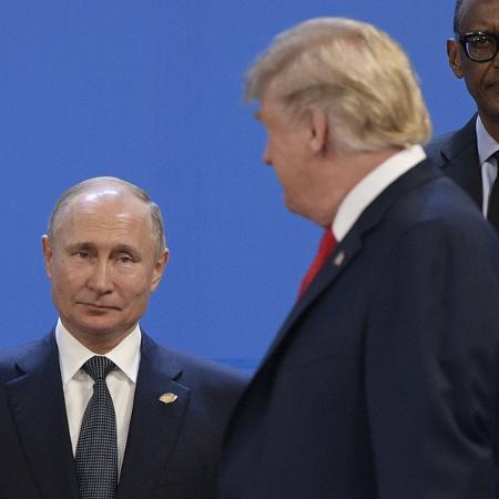 O presidente dos EUA, Donald Trump, olha para o líder russo Vladimir Putin durante a cermônia para a foto oficial do G20 - JUAN MABROMATA/AFP