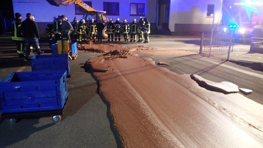 10.dez.2018 - Um tanque de uma fábrica de chocolate transbordou e inundou uma rua em Werl, na Alemanha - REUTERS