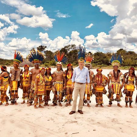 Ministro do Meio Ambiente Ricardo Salles posa para foto com indígenas parecis, no Mato Grosso - Reprodução