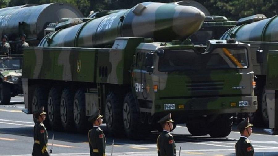 Veículos militares portando mísseis DF-26 numa apresentação em Pequim - Getty Images