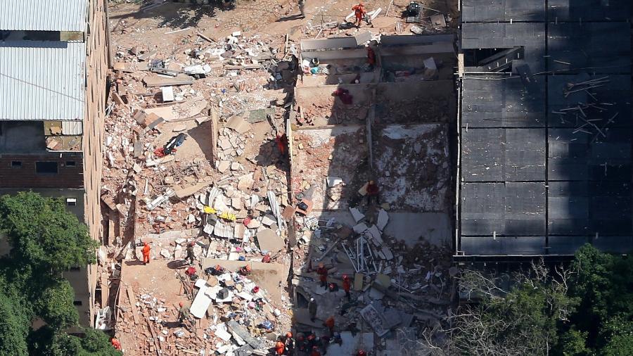 Vista aérea dos destroços de dois prédios que desabaram no bairro da Muzema, Rio de Janeiro; 7 pessoas morreram e outras 17 estão desaparecidas - SERGIO MORAES/REUTERS