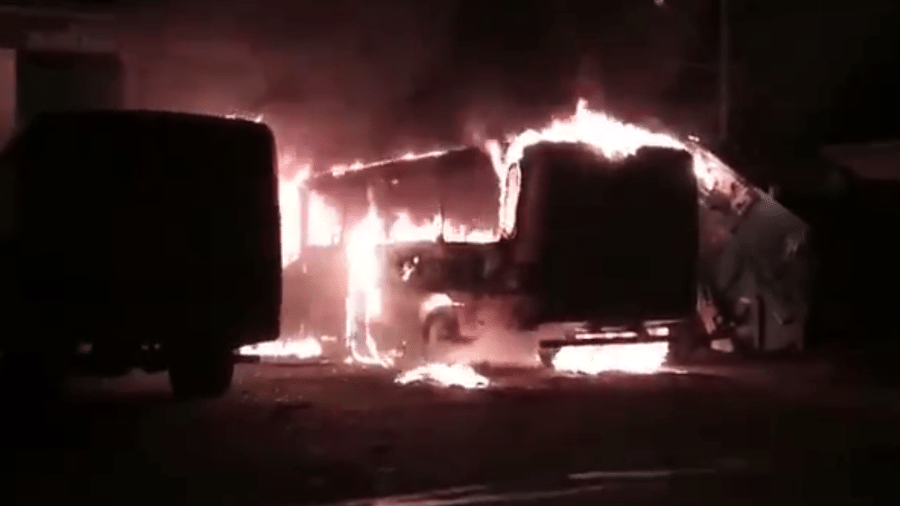 24.set.2019 - Dois ônibus escolares são incendiados na porta da prefeitura de Jucás, no Ceará - Reprodução