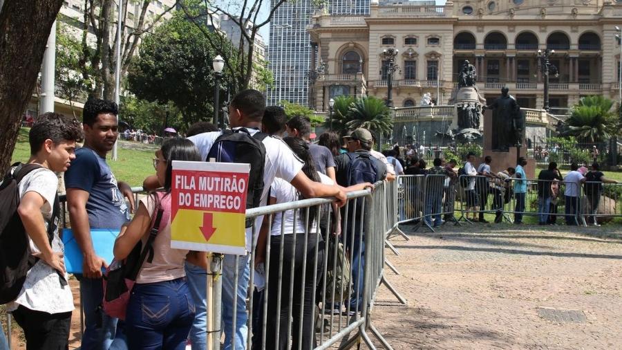 Arquivo - Fila de desempregados em busca de vaga no centro de São Paulo - Rovena Rosa/Agência Brasil