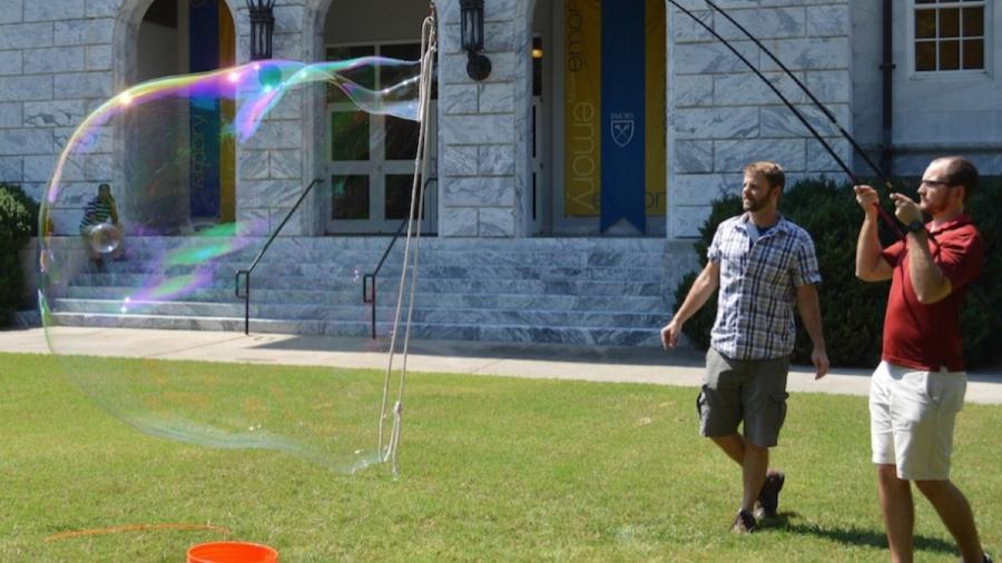 Justin Burton (esq.) e um aluno de graduação testam uma bolha de sabão gigante - Universidade de Emory