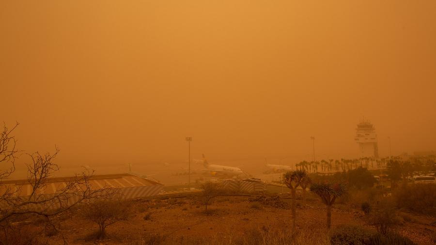 Aviões durante tempestade de areia no aeroporto de Tenerife Sul - Reina Sofia - Desirre Martin/AFP