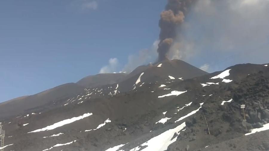 19.abr.2020 - Vulcão Etna volta a entrar em erupção na Europa - Reprodução