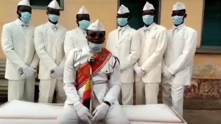 Benjamin Aidoo, dono da funerária Nana Otafrija na cidade de Prampram, em Gana, e criador da dança do caixão - Reprodução/Twitter