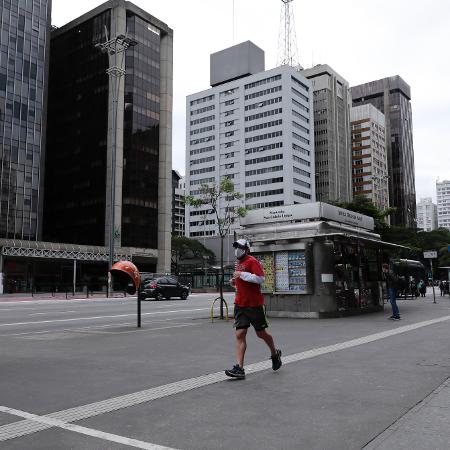 Homem corre sozinho na Avenida Paulista, em São Paulo, durante a pandemia de coronavírus - Rodrigo Paiva/Getty Images