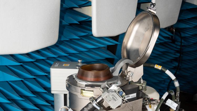 Estrutura do novo banheiro que será usados por astronautas na ISS: detalhe para o assento e a tampa dele - James Blair/Nasa - James Blair/Nasa
