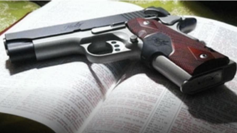 arma e Bíblia - Reprodução
